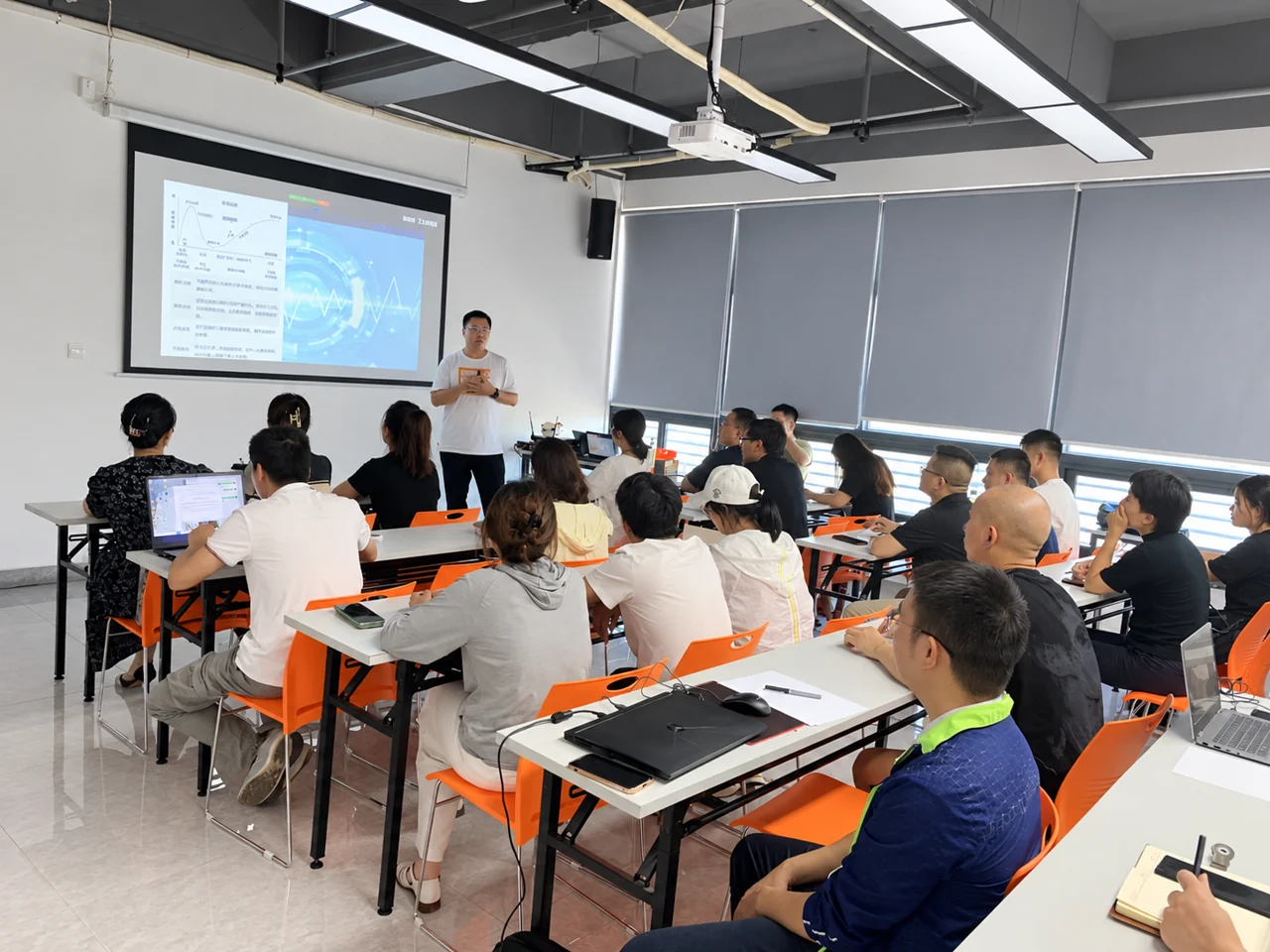 企业业务课堂，讲师结合实际问题授课